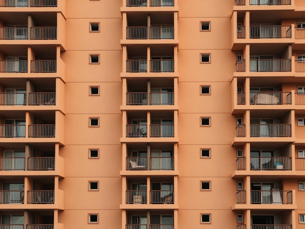 Immeuble collectif rénové avec balcons